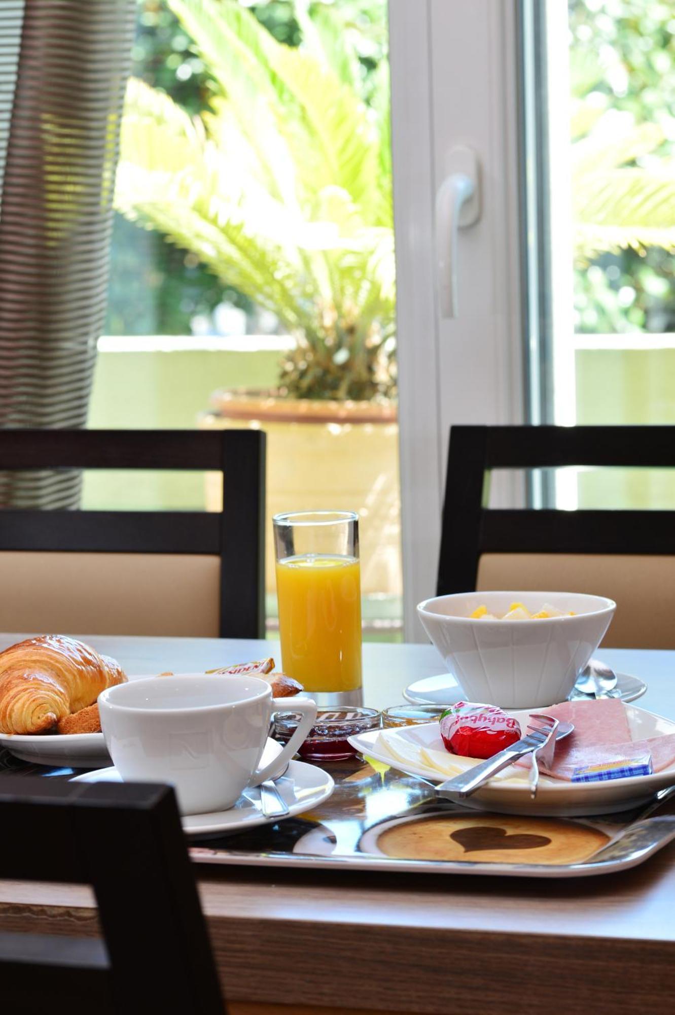 Hotel La Croix Blanche Тарб Номер фото